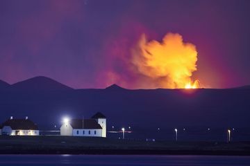 L'incroyable spectacle des geysers de lave en Islande