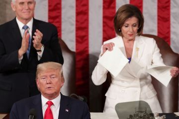 La chef démocrate Nancy Pelosi déchire le discours de Donald Trump au Congrès