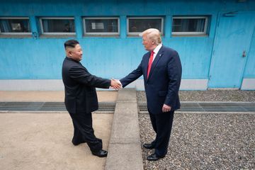 La Corée du Nord tire deux missiles, Trump offre son aide contre le coronavirus