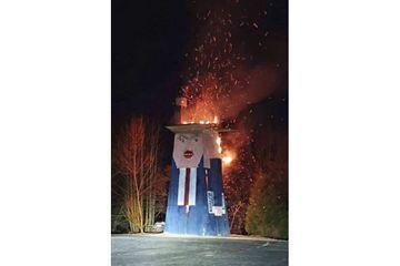 La statue représentant Donald Trump part en fumée en Slovénie