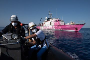 Le bateau de Banksy appelle à l'aide après un sauvetage de migrants
