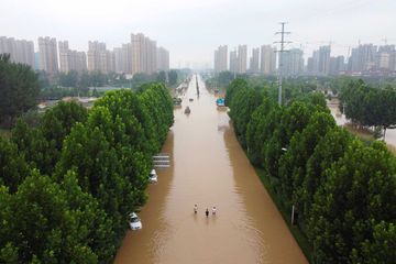 Le bilan des inondations en Chine s'alourdit brutalement à 302 morts