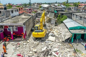 Le bilan du séisme en Haïti s'alourdit, l'aide s'organise dans les régions enclavées