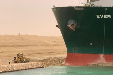 Le canal de Suez bloqué par un énorme porte-conteneurs