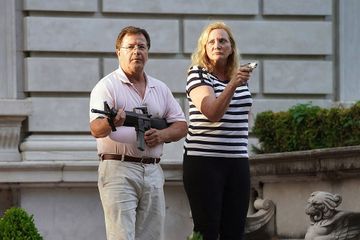 Le couple qui avait menacé des manifestants gracié par le gouverneur