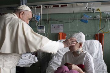 Le pape rend visite à des enfants ukrainiens, soignés dans un hôpital du Vatican