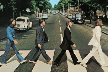 Le passage piéton d'Abbey Road repeint pendant le confinement
