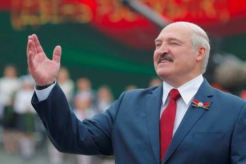 Le président bélarusse, qui recommandait la vodka contre le Covid, a été contaminé
