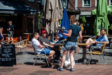 Les bars rouvrent en Finlande et Norvège, cafés et restaurants reprennent vie aux Pays-Bas