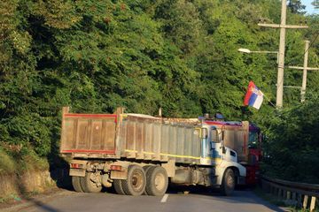 Les Serbes du Kosovo démantèlent leurs barricades à la frontière