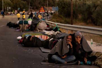 Lesbos: troisième nuit dehors pour des milliers de migrants