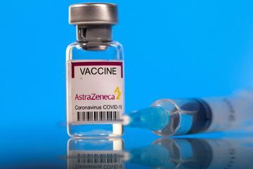 Livraisons de vaccins: l'UE accuse AstraZeneca de 