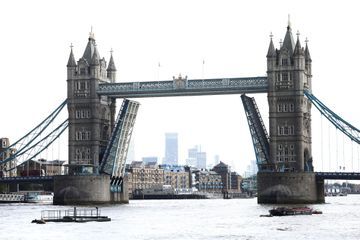 Londres: le pont de Tower Bridge coincé en position levée