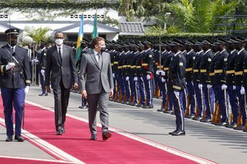 Emmanuel Macron et le président rwandais Paul Kagame, jeudi, à l'arrivée du Français au palais présidentiel.