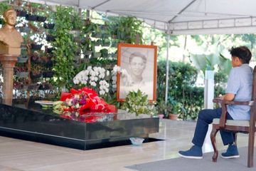 Marcos, vainqueur de la présidentielle philippine, se recueille sur la tombe de son père