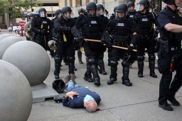 Martin Gugino, le vieil homme poussé au sol par la police, est un 