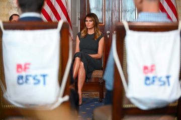 Melania Trump reçoit des ados à la Maison-Blanche pour parler de vapotage