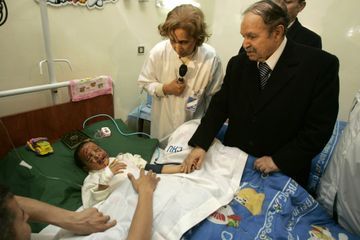 Abdelaziz Bouteflika au chevet d'un enfant blesse lors des attentats a� Alger en avril 2007