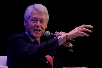 Bill Clinton : Nuit supplémentaire à l'hôpital pour l'ex-président américain