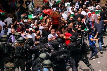 Obsèques de Shireen Abu Akleh : Israël arrête un des porteurs du cercueil