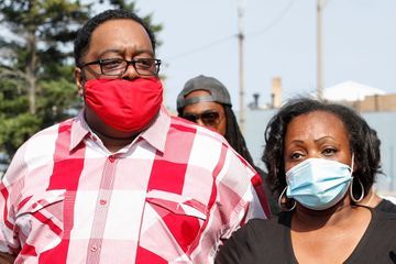 Paralysé aux jambes, Jacob Blake est menotté à son lit d'hôpital