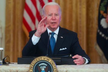 Pensant son micro coupé, Joe Biden insulte un journaliste de «connard»