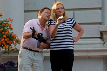 Perquisition chez le couple armé menaçant des manifestants, leurs armes saisies