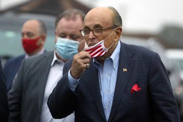 Piégé en fâcheuse posture par Borat, Rudy Giuliani crie au complot politique