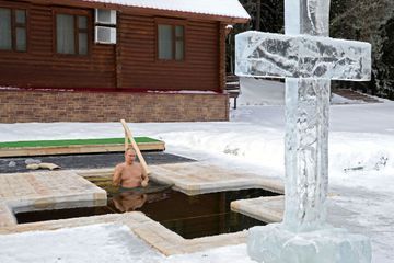 Pour l'Epiphanie orthodoxe, Vladimir Poutine se jette dans l'eau glacée