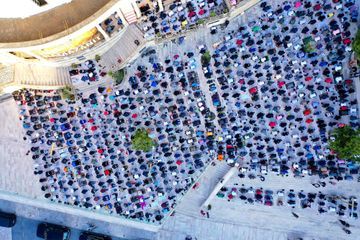 Vue aérienne de la prière à la grande mosquée de Durres, en Albanie, avec application des mesures de distanciation sociale, dimanche.