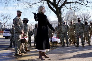 Pour sa première sortie officielle de First Lady, Jill Biden apporte son soutien aux soldats