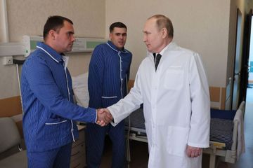 Poutine rencontre pour la première fois des soldats russes blessés en Ukraine