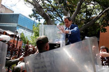 Privé d'accès à hémicycle, Juan Guaido réélu président du Parlement vénézuélien