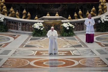 Privé de fidèles, le pape célèbre la messe de Pâques presque seul