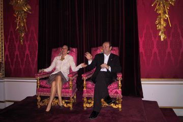 Quand Ghislaine Maxwell et Kevin Spacey s'asseyaient dans le trône d'Elizabeth II