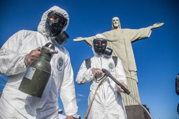 Quand l'armée brésilienne nettoie la statue du Christ rédempteur avant sa réouverture