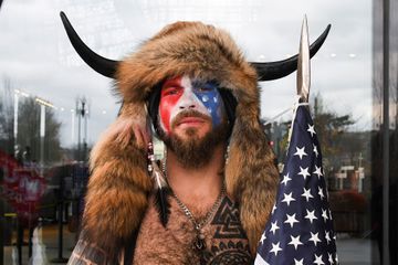 Qui est Jake Angeli, l'homme aux cornes de Viking, photographié au Capitole ?