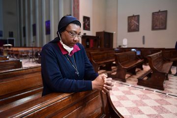 Religieuse et médecin, le combat de soeur Angel contre le coronavirus