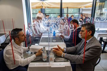 Retour à table dans des restaurants et des cafés d'Europe