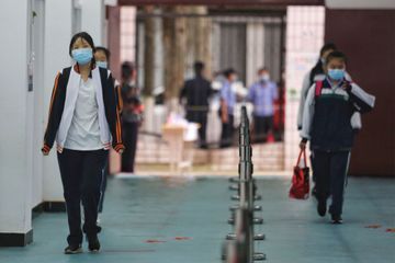Retour en classe sous haute-surveillance pour les lycéens de Wuhan
