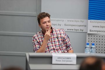 Roman Protassevitch apparaît lors d'une conférence de presse, 