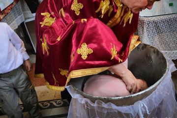 Roumanie : mort d'un bébé après son baptême