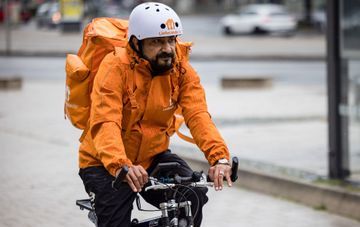 Sayed Sadaat, ex-ministre afghan désormais livreur à vélo en Allemagne