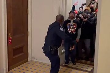 Seul contre tous, l'acte de bravoure d'un policier au Capitole