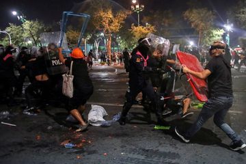 Affrontements entre manifestants pro-démocratie et police en Thaïlande