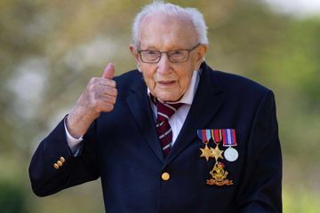 Le centenaire qui a récolté des millions pour les soignants fait chevalier par Elizabeth II