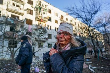 Les habitants de Kharkiv se sont réveillés au son des bombes russes jeudi matin. Attention, certaines images peuvent choquer. - Ukraine : en images, le choc après la destruction d'un immeuble d'habitation à Kharkiv