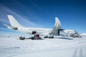 Un avion de ligne atterrit en Antarctique, une première