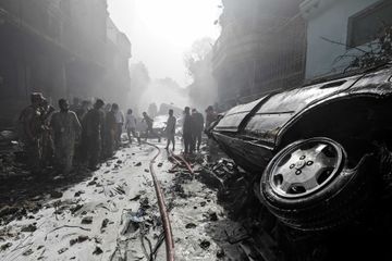 Un avion s'écrase sur un quartier résidentiel au Pakistan : le lieu du crash en images