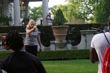 Un couple armé menace des manifestants à St Louis